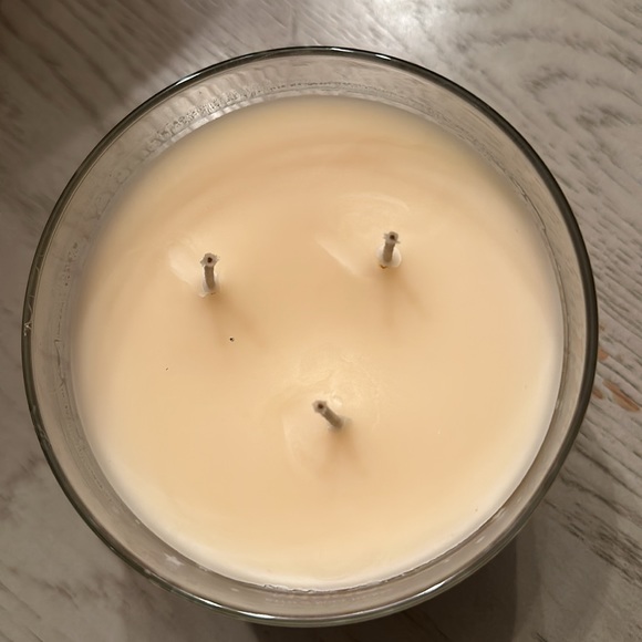 Bath & Body Works "Merry Cookie" Three Wick Candle Sugar Cookie Vanilla 14.5 oz - Picture 4 of 4